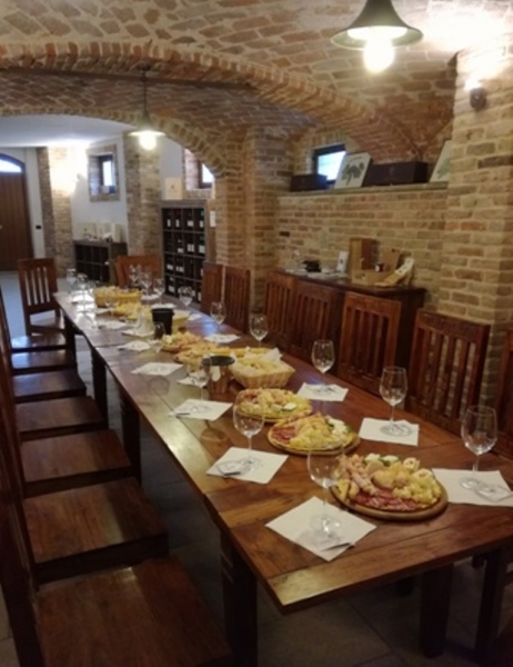 PODERI MORETTI winery open on Saturdays and Sundays for guided tours and tasting of fine wines of Alba Langhe and Roero on 2022